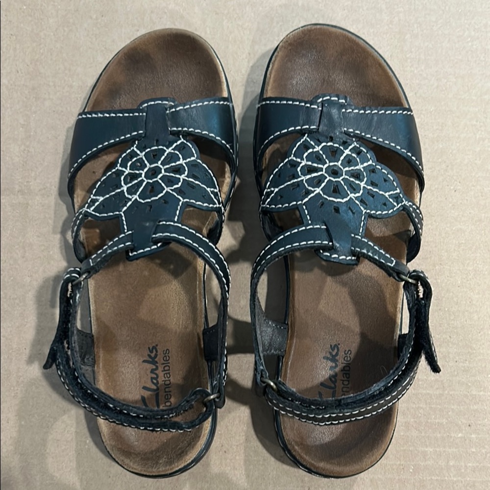 Clarks Bendable size 6 women’s Black Sandals